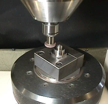 精密部品加工例3・CNC治具研削盤（竪型）